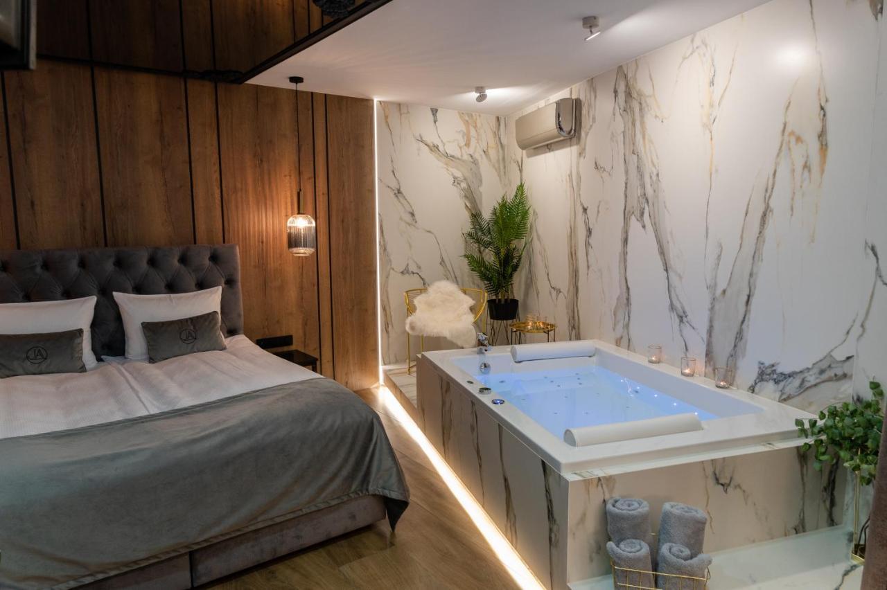 Jacuzzi Apartment Main Square Краков Экстерьер фото